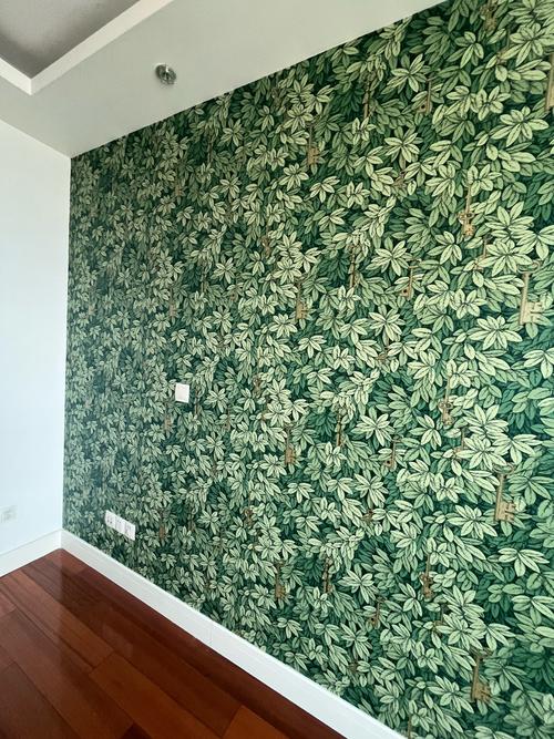 贴墙布师傅为何要先刷胶？-第1张图片-索能光电网