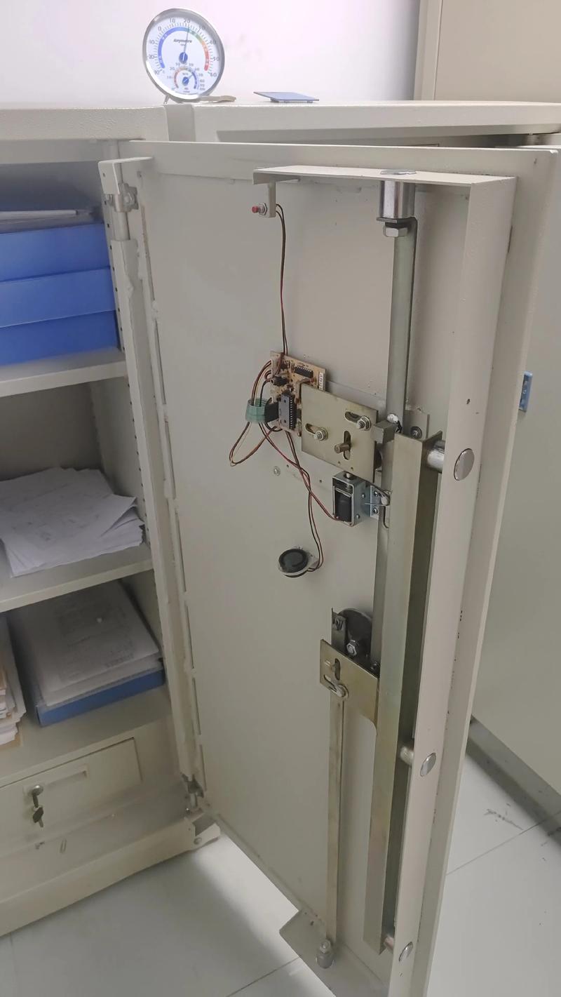 女子保险柜开锁师傅,有何故事或技能?-第1张图片-索能光电网 女子保险柜开锁师傅,有何故事或技能?-第1张图片-索能光电网