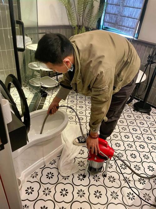 进水马桶漏水怎么办？师傅怎么修？-第1张图片-索能光电网